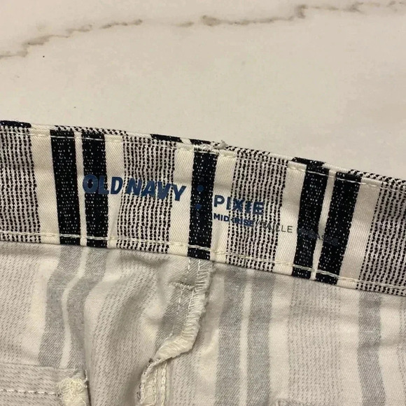 Old Navy Mid-Rise Pixie Black White Striped Chino Short Size 6 - Picture 5 of 9